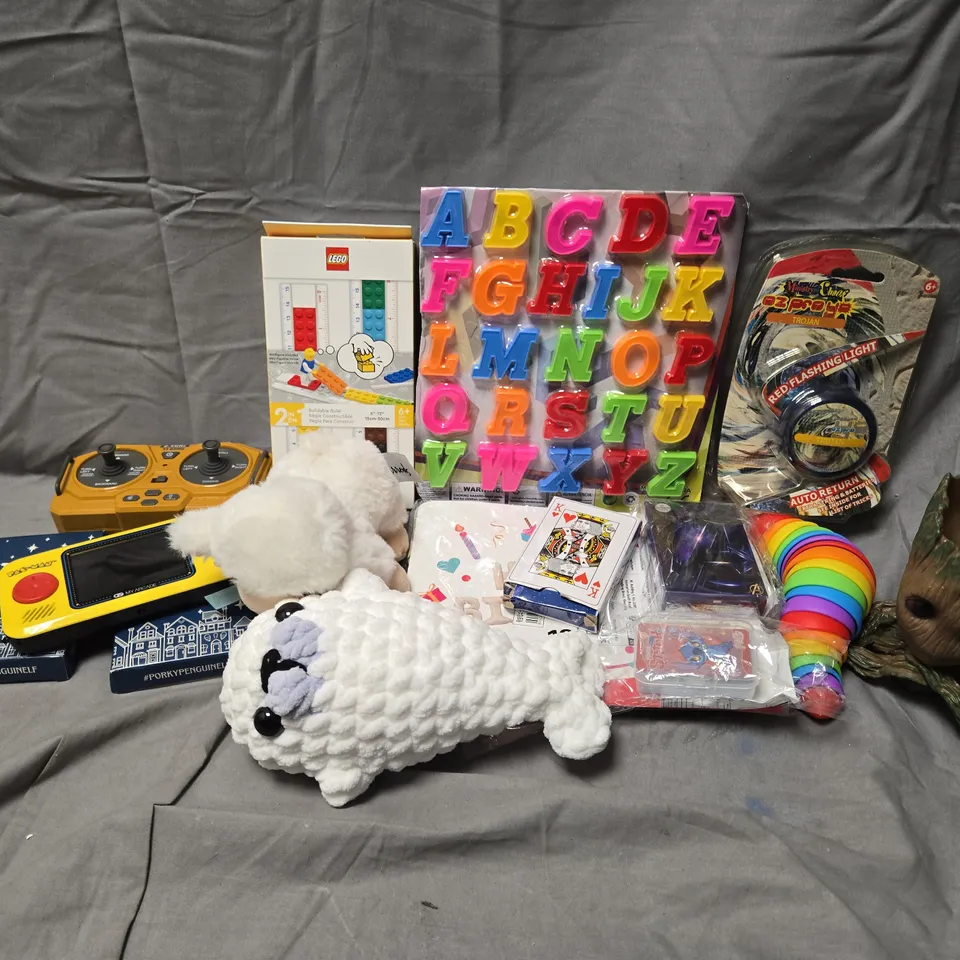 APPROXIMATELY 15 ASSORTED TOYS & GAMES PRODUCTS TO INCLUDE OZBOZZ OZ PRO YO TROJAN, PLAYING CARDS, HARRODS PLUSH, ETC