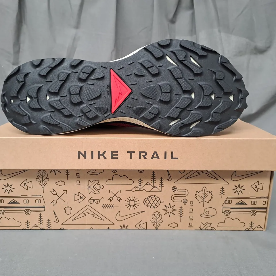 BOXED PAIR OF NIKE PEGASUS TRAIL 3 GTX SHOES IN NAVY/RED UK SIZE 11