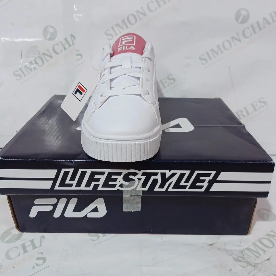 BOXED PAIR OF FILA TRAINERS IN WHITE/PINK UK SIZE 1