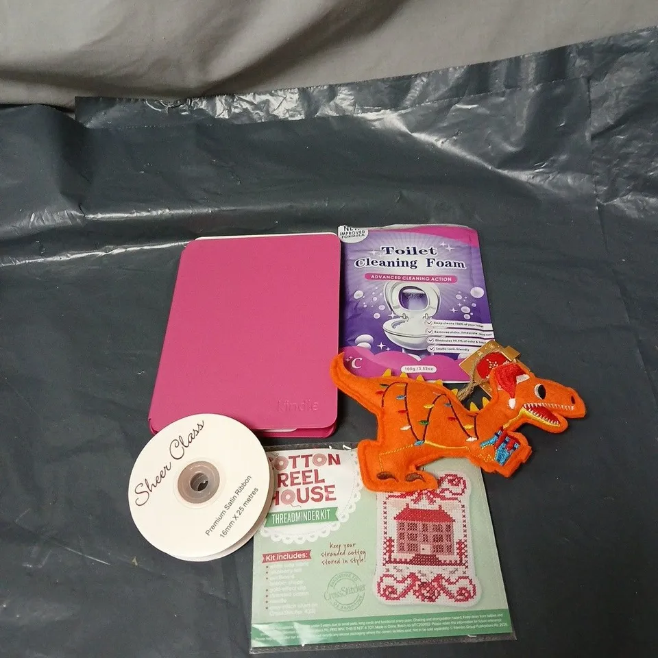 APPROXIMATELY 15 ASSORTED HOUSEHOLD ITEMS TO INCLUDE KINDLE COVER, TOILET CLEANING FOAM, CHRISTMAS DINOSAUR HANGING DECORATION, SATIN RIBBON ETC