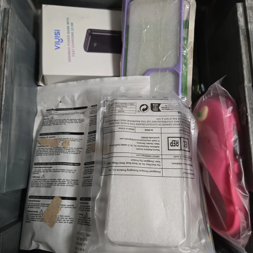 APPROXIMATELY 20 ASSORTED SMARTPHONE ACCESSORIES TO INCLUDE CASES, CHARGING CABLES, SCREEN PROTECTORS ETC 