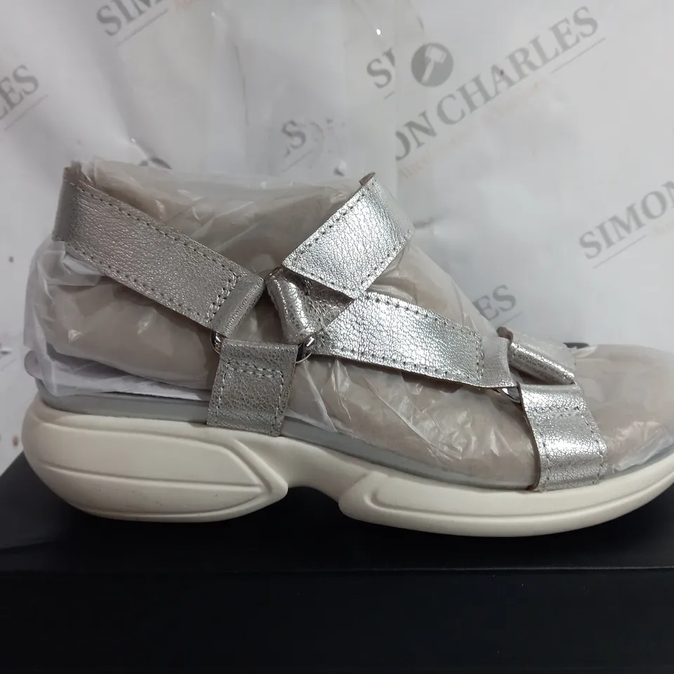 BOXED NATURALIZER HIGH PLATFORM OPEN TOE SANDALS - SIZE 7
