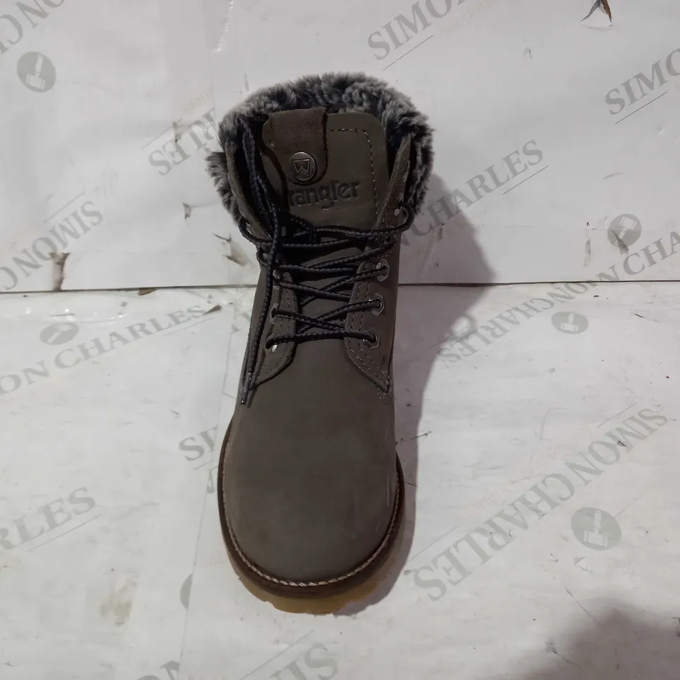 BOXED PAIR OF WRANGLER FAUX FUR LINED BOOTS IN STONE COLOUR UK SIZE 6