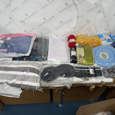 APPROXIMATELY 20 HOUSEHOLD ITEMS TO INCLUDE BABY KOALA TOWEL, MULTI-PURPOSE PUSH LIGHT, OXOX GOOD GRIP BRUSH, AND WARDROBE DEHUMIDIFIER ETC.