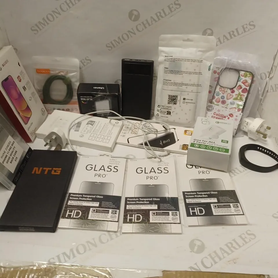 LOT OF APPROXIMATELY 25 PHONE ACCESSORIES AND ELECTRICALS TO INCLUDE TEMPERED GLASS SCREEN PROTECTORS, POWER BANKS, USB ADAPTERS, ETC