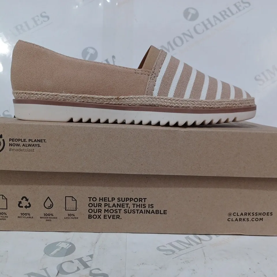 BOXED PAIR OF CLARKS SERENA PAIGE SLIP-ON SHOES IN SAND UK SIZE 3
