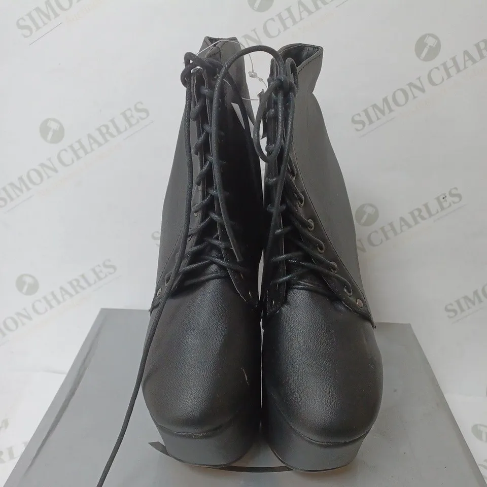 BOXED PAIR OF CASANDRA PLATFORM SHOES IN BLACK SIZE 5