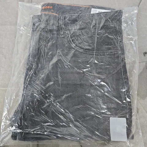 BAGGED BOSS SLIM TAPER JEANS IN BLACK - UK 32/32