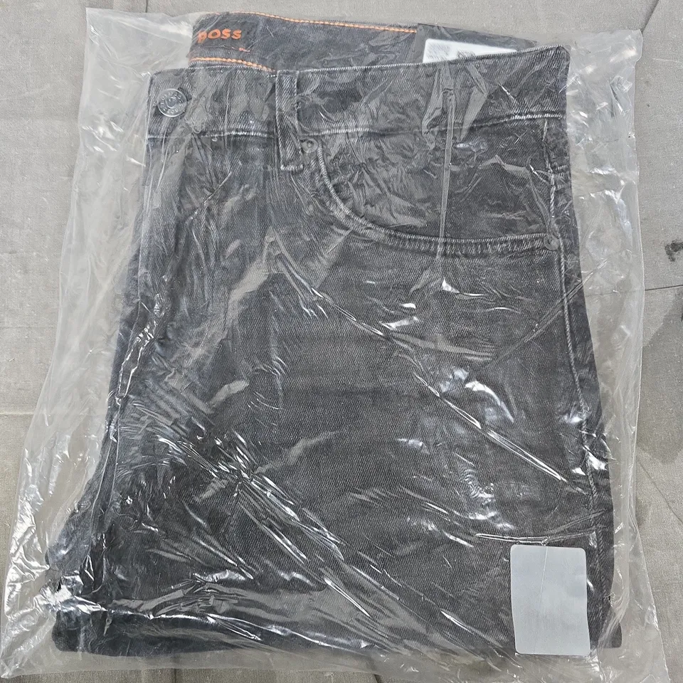 BAGGED BOSS SLIM TAPER JEANS IN BLACK - UK 32/32