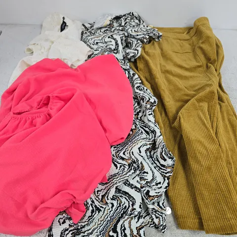 APPROXIMATELY 30 ASSORTED CLOTHING ITEMS IN VARIOUS SIZES, COLOURS & STYLES TO INCLUDE BRANDS SUCH AS SOSANDER, MALISSAJ, SEASALT CORNWALL, ETC - COLLECTION ONLY
