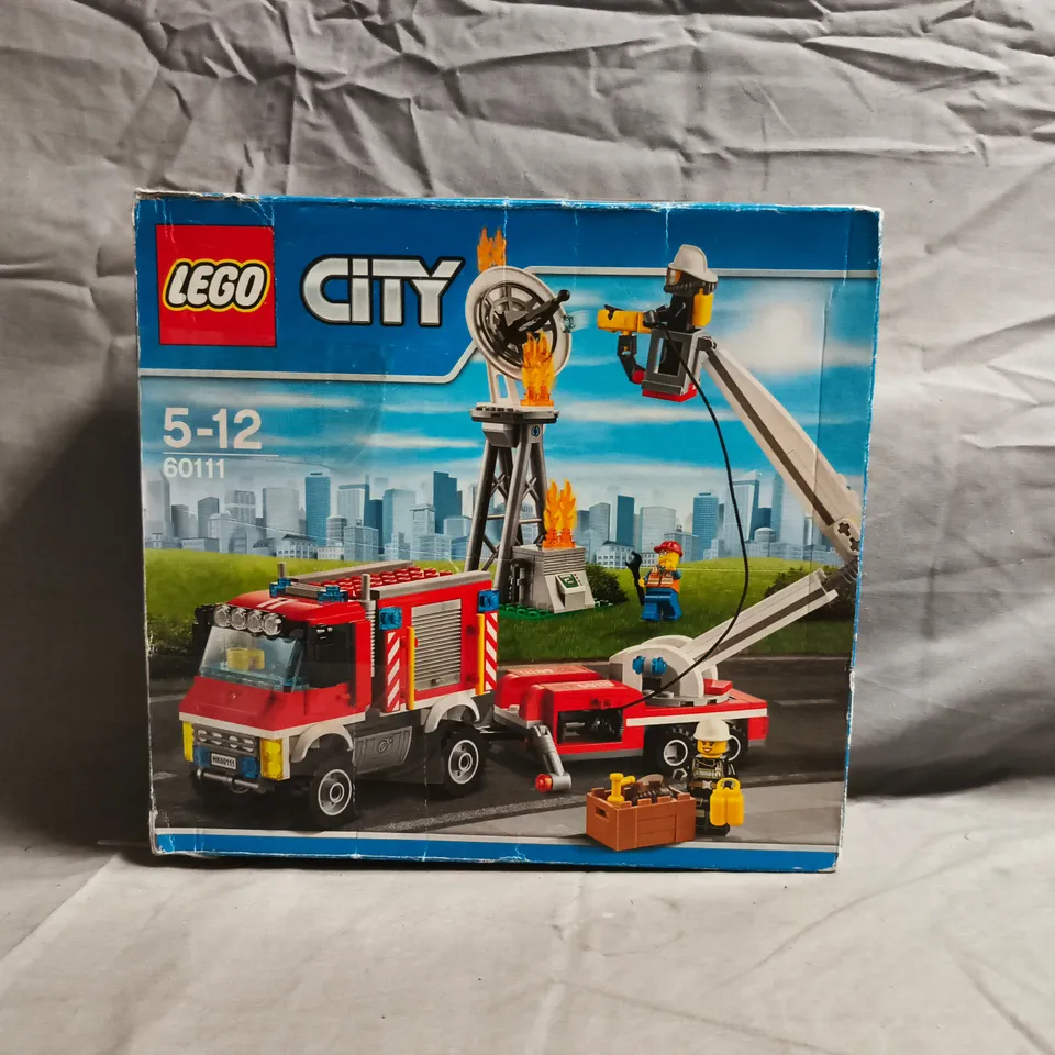 LEGO CITY 60111 FIRE ENGINE WITH TELESCOPIC CRANE