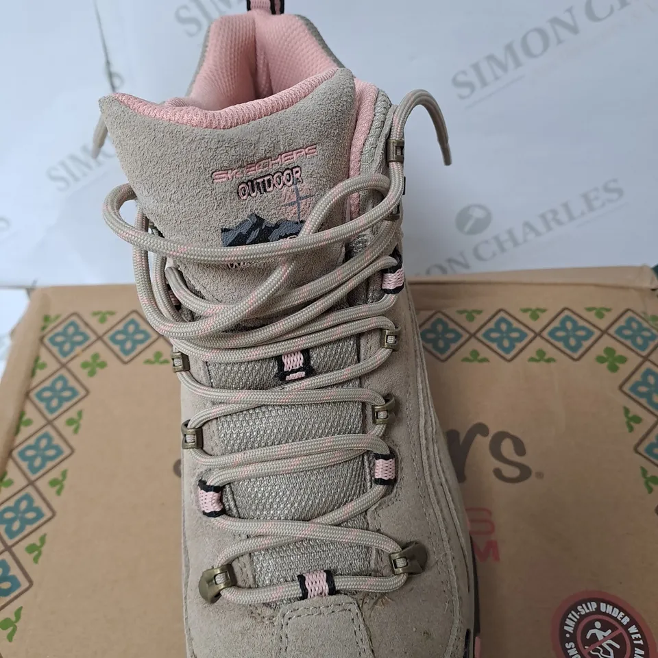 SKETCHERS WATERPROOF BOOT SIZE 8