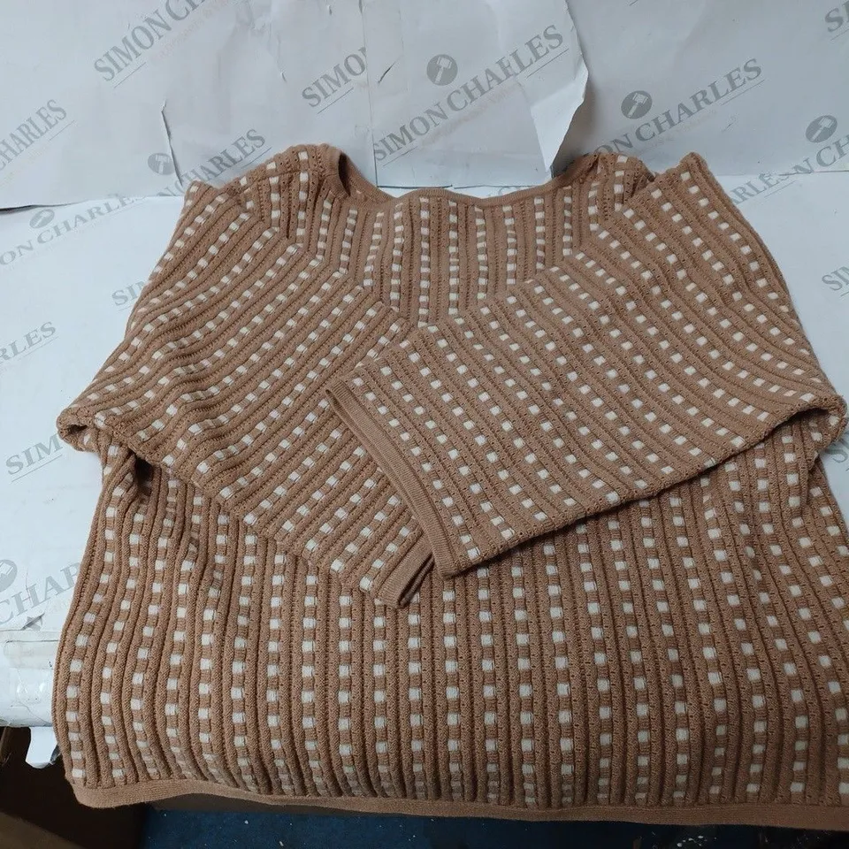 APPROXIMATELY 10 CLOTHING INCLUDING: 3 STYLES OF DIFFERENT COLOURED JUMPERS AND A MULTICOLOUR SHIRT (ALL DIFFERENT SIZES)