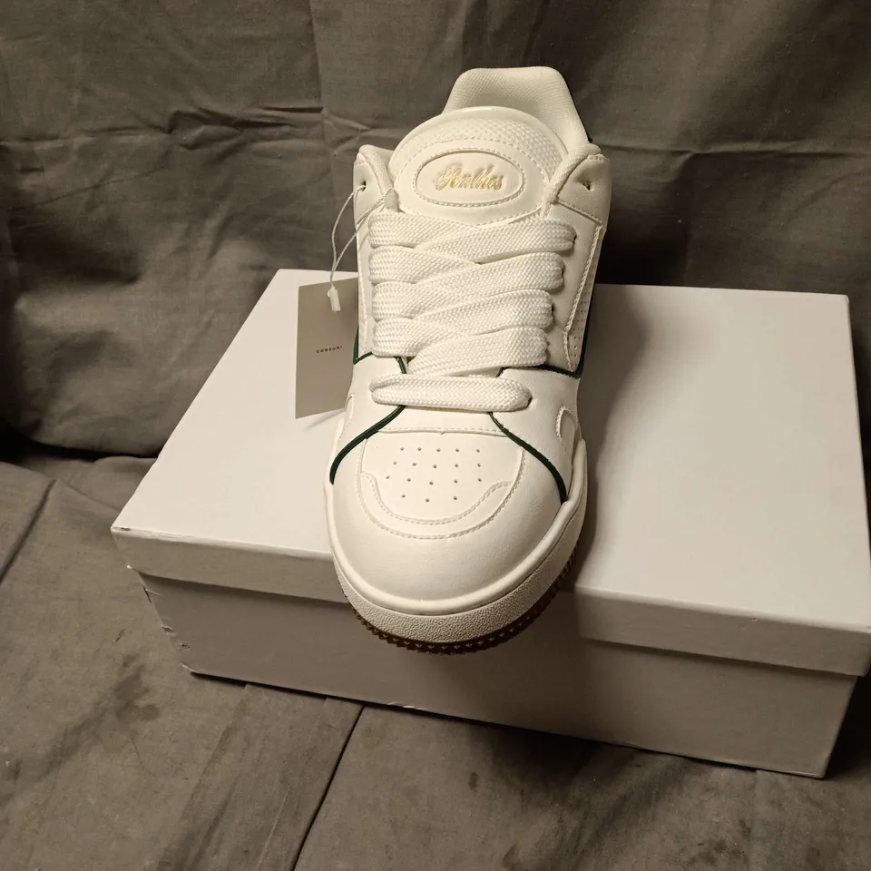 PENTHOS WHITE SNEAKERS WITH GREEN TRIM – UK 8