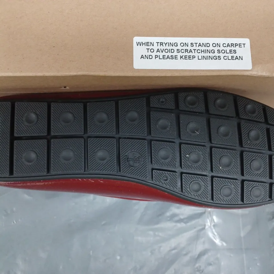 BOXED PAIR OF DAMART SLIP-ON SHOES IN BURGUNDY SIZE 5