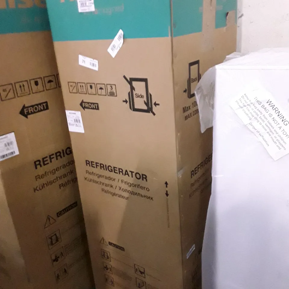 BOXED HISENSE RB327N4BBE 55CM WIDE TOTAL NO FROST FREESTANDING FRIDGE FREEZER - BLACK