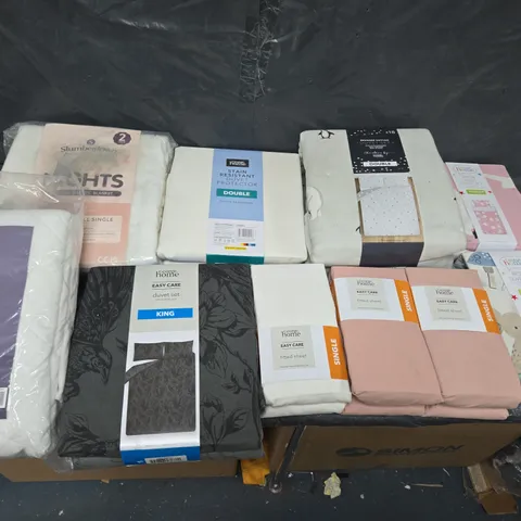 BOX OF APPROXIMATELY 12 ASSORTED BEDDING & SOFT FABRICS ITEMS TO INCLUDE - DUVET SET - FITTED SHEET - MATTRESS PROTECTOR ETC. 