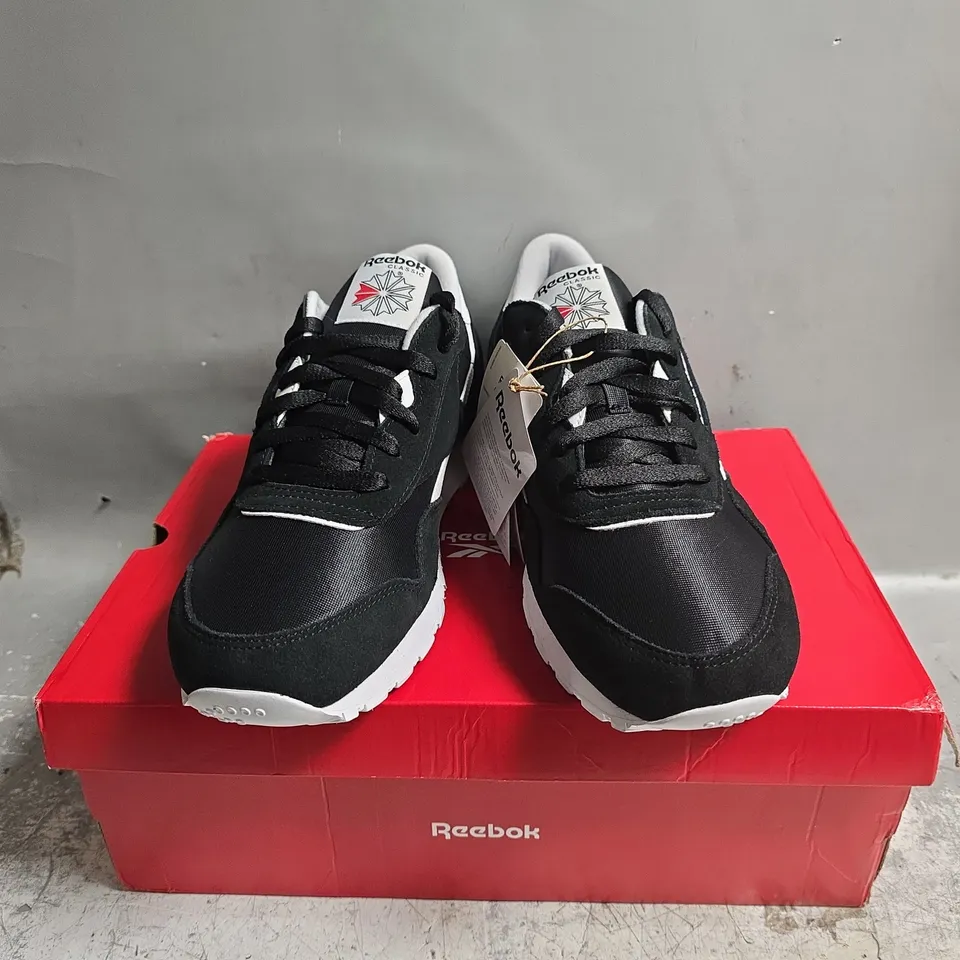 BOXED PAIR OF REEBOK CLASSIC NYLON MENS RUNNING SHOES IN BLACK - UK 11 