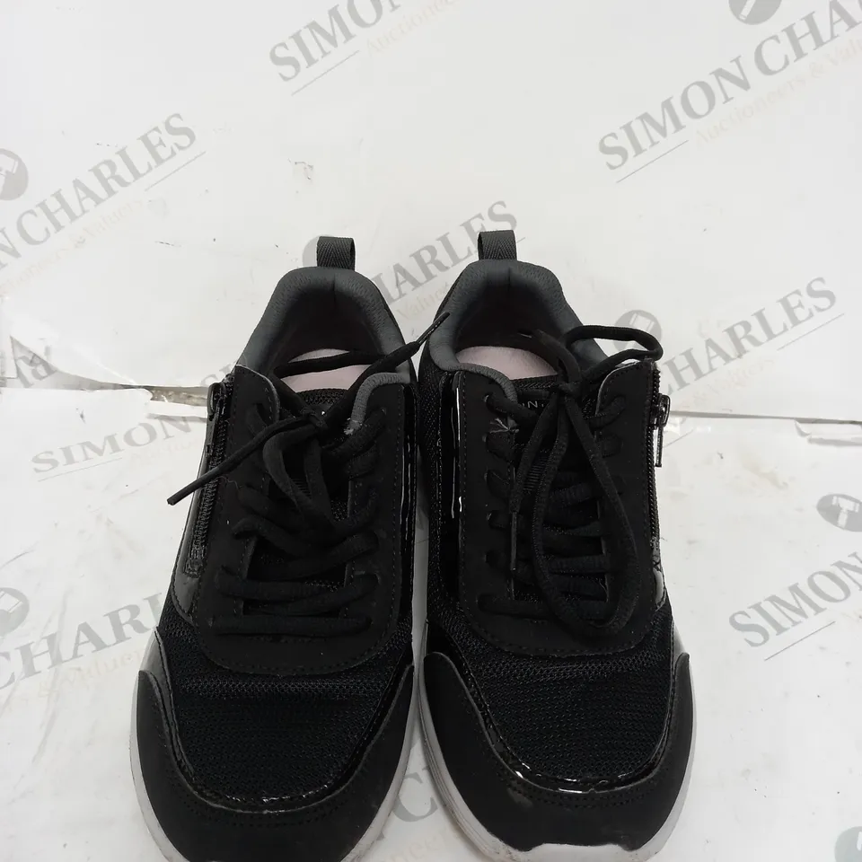 VIONIC AGILE CASSIS ZIP TRAINER IN BLACK - SIZE 4