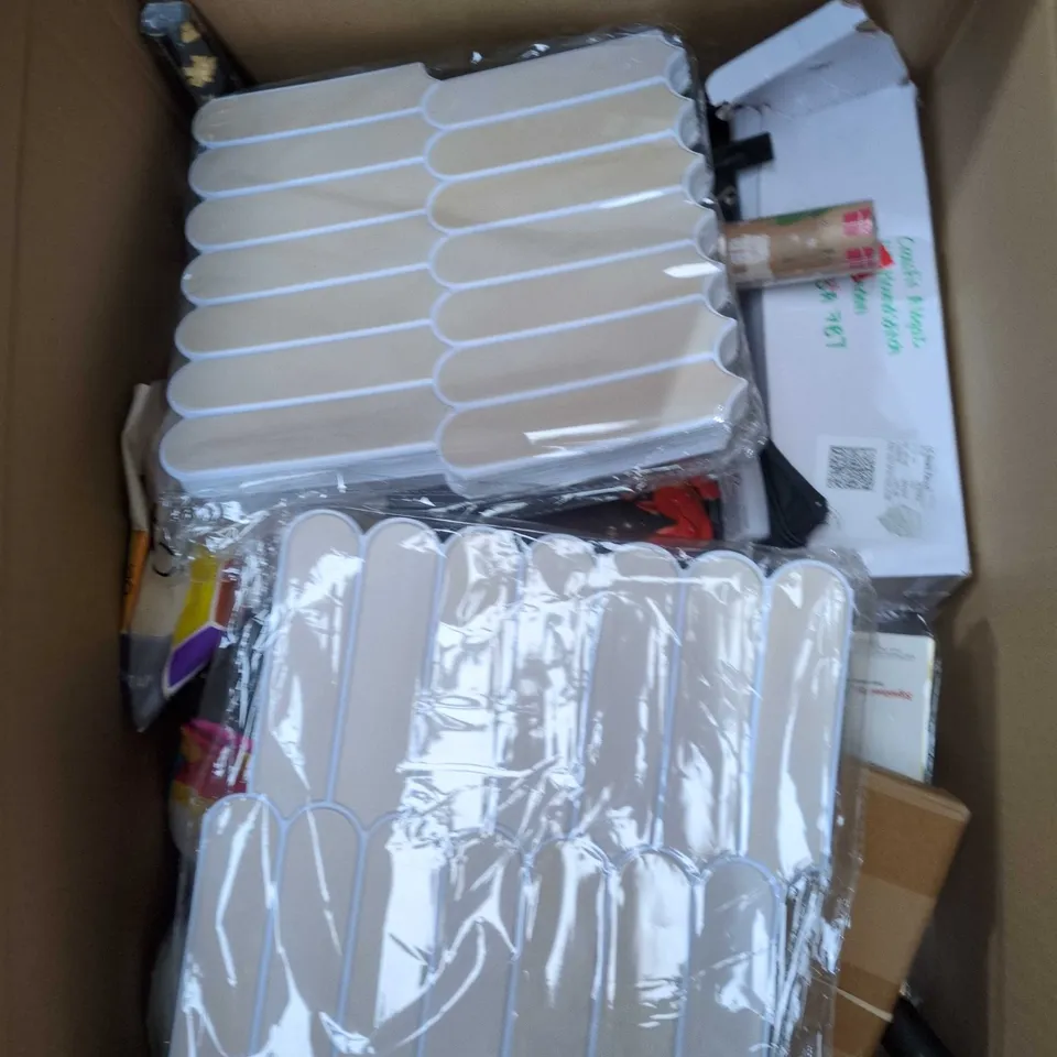 APPROXIMATELY 20 ASSORTED HOUSEHOLD PRODUCTS TO INCLUDE WALLPAPER, HOME DECOR, STORAGE BAG ETC 