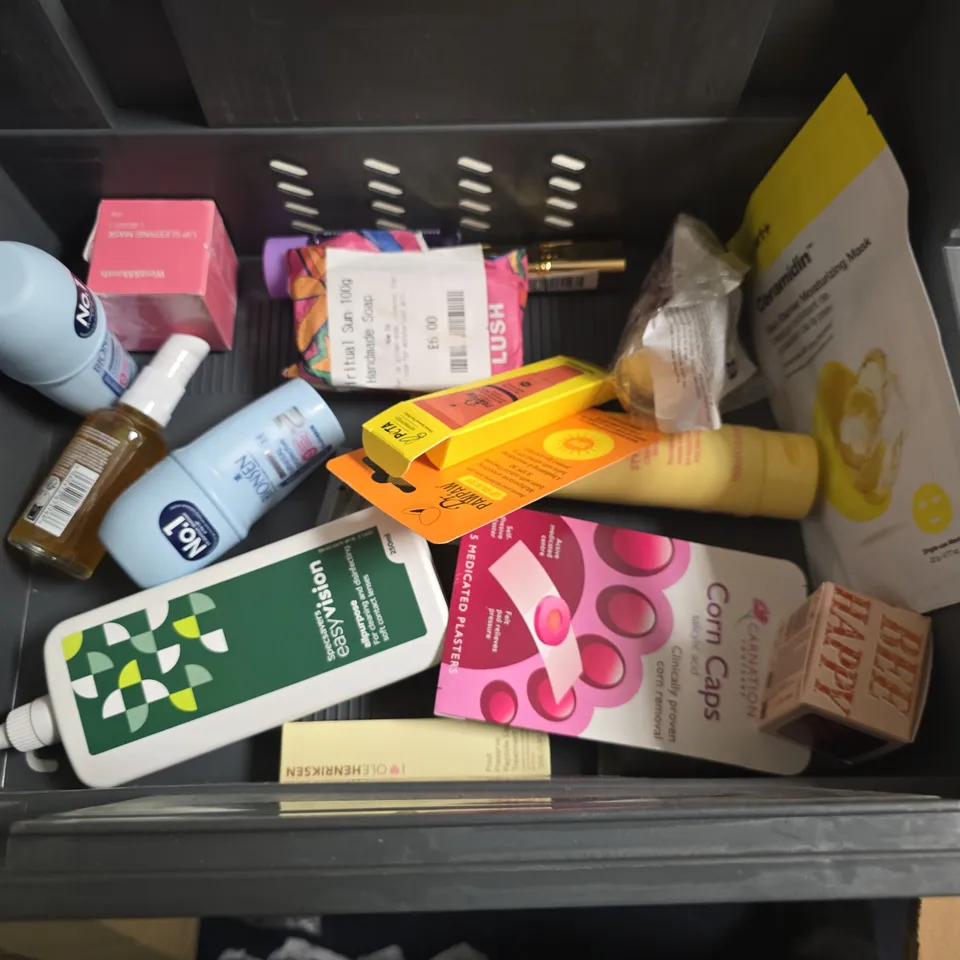 LOT OF APPROXIMATELY 25 ASSORTED HEALTH AND BEAUTY ITEMS TO INCLUDE SOAP & GLORY BODY LOTION, PIZ BUZZ SUN LOTION AND ORAL-B TOOTHPASTE