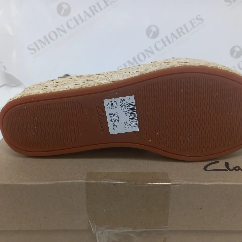 BOXED PAIR OF CLARKS KIMMEI X SANDALS IN WHITE LEATHER SIZE 6