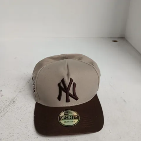 NEW ERA 9FORTY ADJUSTABLE BASEBALL CAP – NEW YORK YANKEES, BEIGE CROWN / BROWN BILL