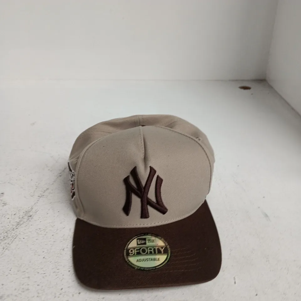 NEW ERA 9FORTY ADJUSTABLE BASEBALL CAP – NEW YORK YANKEES, BEIGE CROWN / BROWN BILL