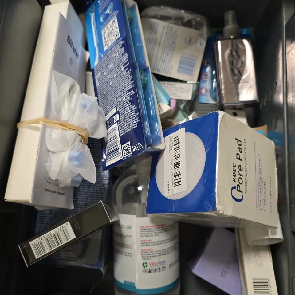 APPROXIMATEY 20 ASSORTED HEALTH AND BEAUTY PRODUCTS TO INCLUDE - DERMATICA CERAMIDE + PEPTIDE MOISTURISER - CETAPHIL EXFOLIATING CLEANSER - MANSCAPED THE BODY BUFFER - ETC