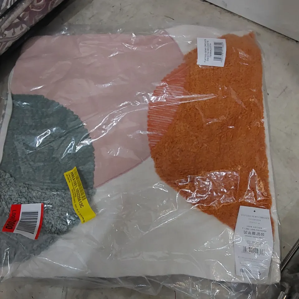 PACKAGED TUFFED SEMI CIRCLES COTTON CUSHION. 