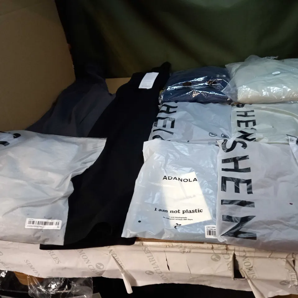 LOT OF APPROX 20 ASSORTED CLOTHING ITEMS VARYING IN SIZE/COLOUR/STYLE TO INCLUDE: TROUSERS, SKIRTS, TOPS