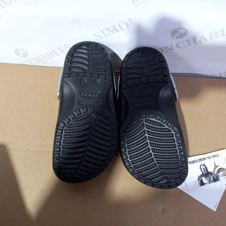 PAIR OF CROCS STARWARS SIZE J3
