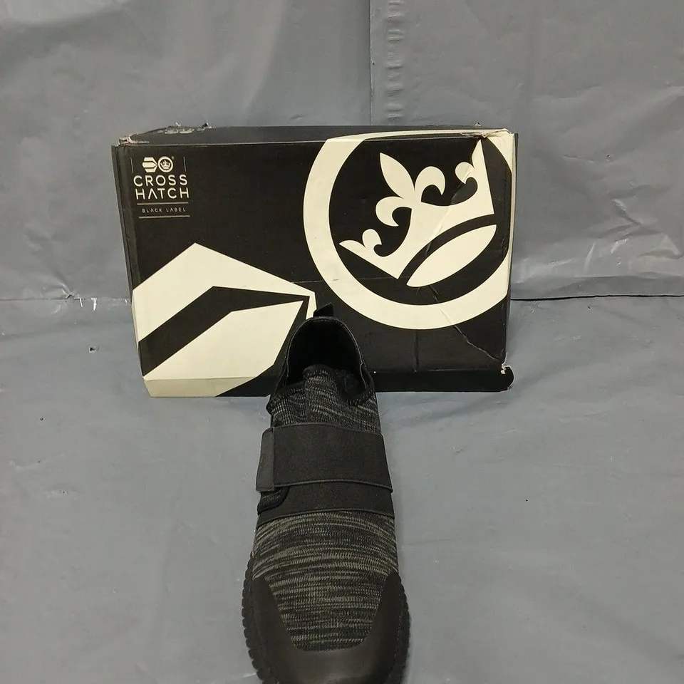 BOXED PAIR OF CROSSHATCH OPHIUCHI TRAINER BLACK UK 9