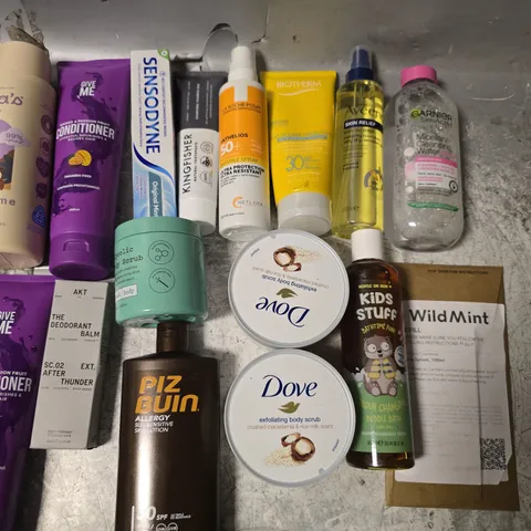 LOT OF APPROXIMATELY 20 ASSORTED HEALTH AND BEAUTY ITEMS TO INCLUDE DOVE BODY SCRUB, GARNIER BODY SCRUB AND AVEENO BODY OIL SPRAY