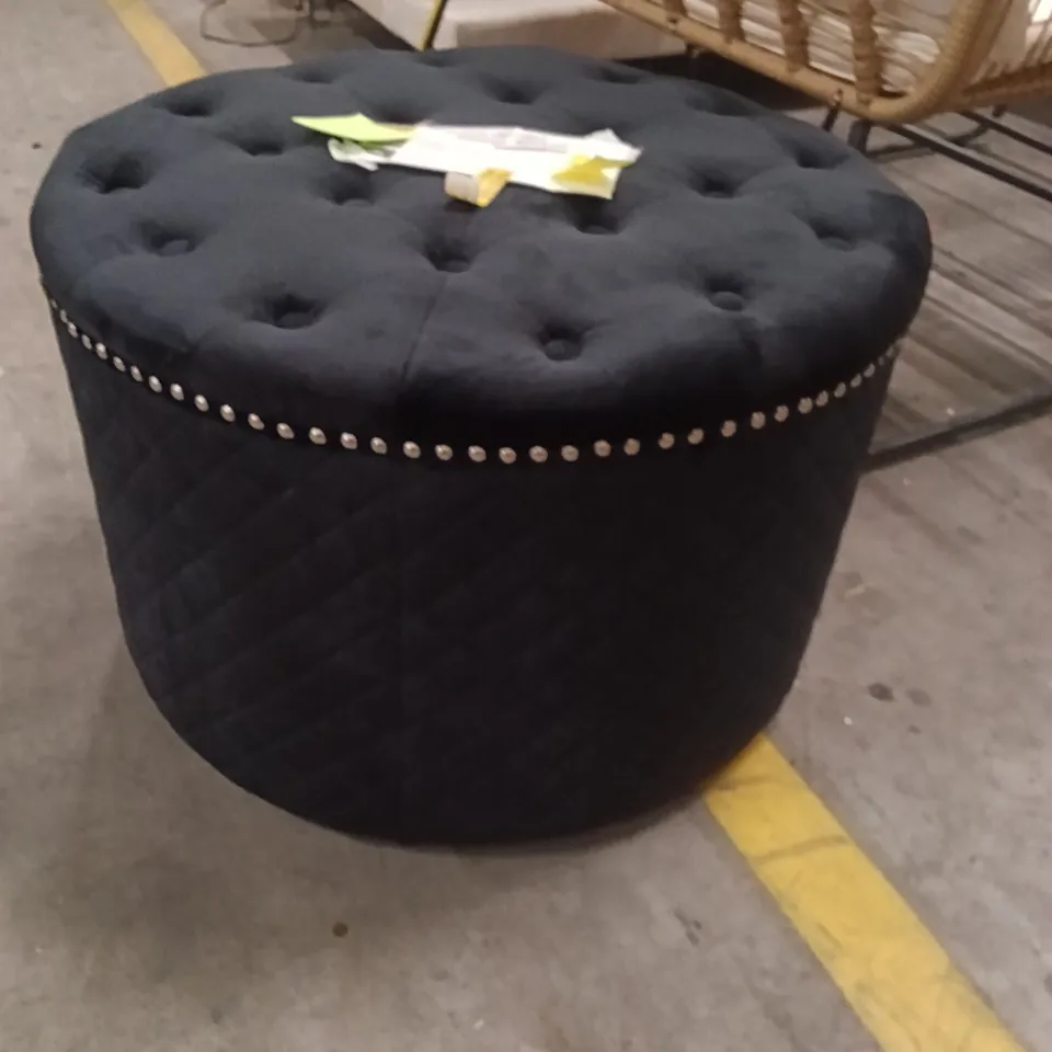 ZAMORA ROUND VELVET OTTOMAN - BLACK