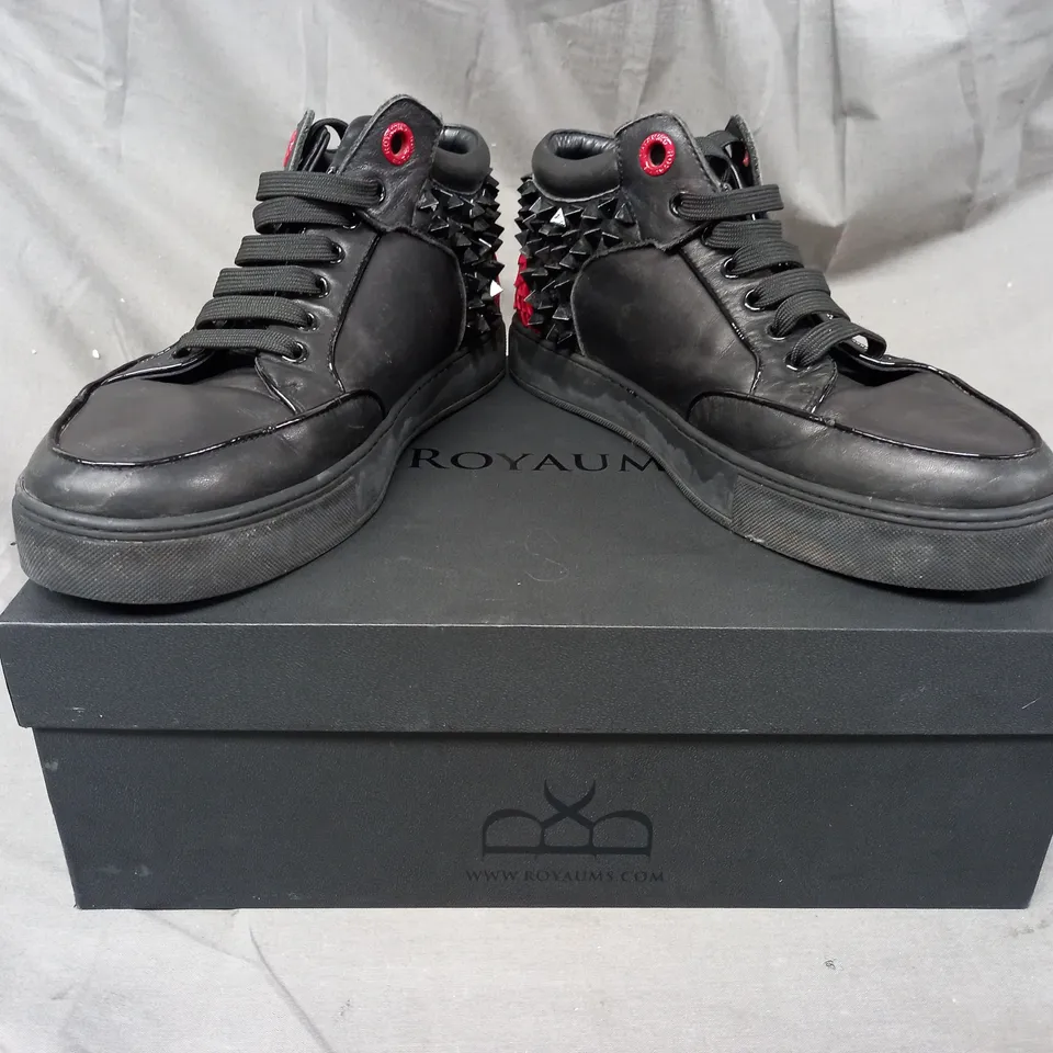 BOXED PAIR OF ROYAUMS KILIAN REVO STUDDED SHOES IN BLACK/RED SIZE 8