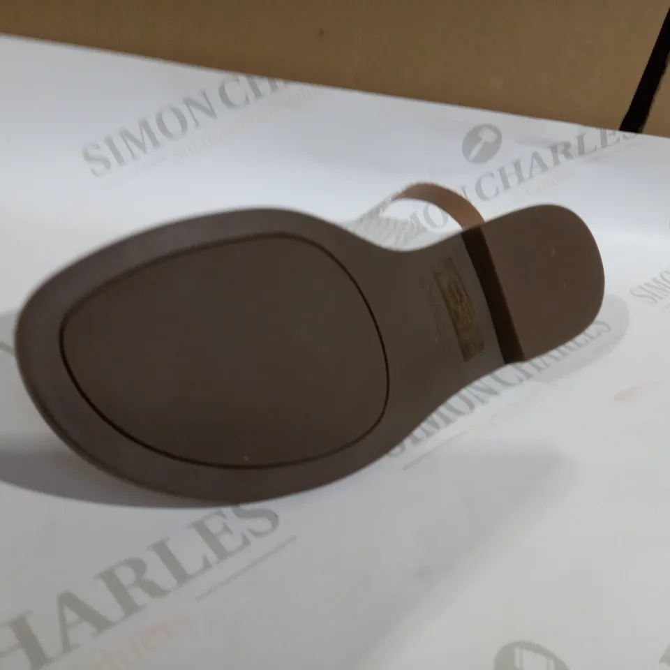 VIONIC NUDE SANDAL SIZE 5.5