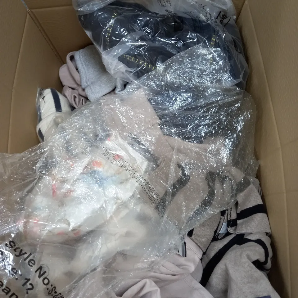 BOX OF APPROXIMATELY 22 ASSORTED CLOTHING ITEMS TO INCUDE - BAG , SOCKS , JEANS ETC
