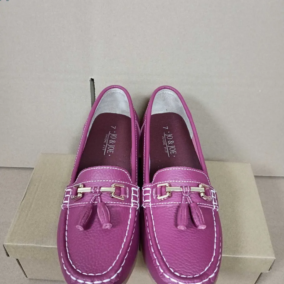 BOXED PAIR OF JO & JOE PINK LEATHER TASSEL LOAFERS – WIDE FIT UK SIZE 7