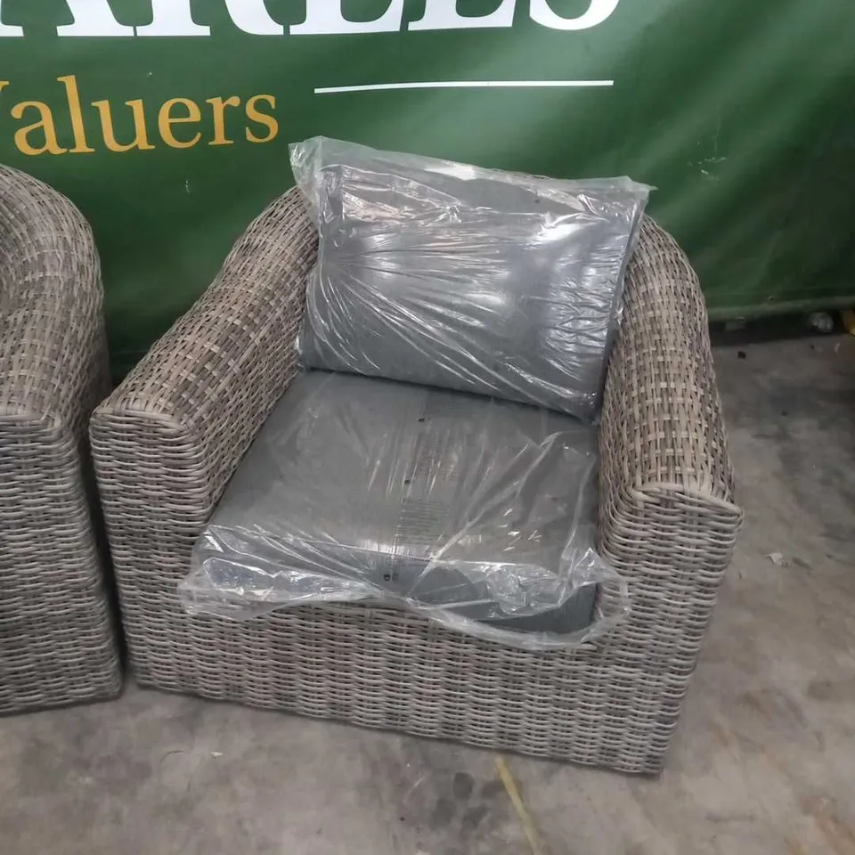 HESPERIDE SALON MOOREA SOFA SET CONSISTING OF 2 SEATER SOFA, 2 ARMCHAIRS AND GLASS TOPPED TABLE
