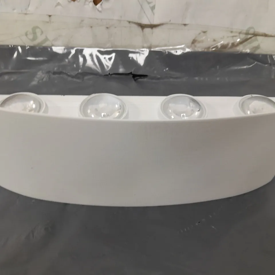 WALL MOUNT LAMP IN WHITE