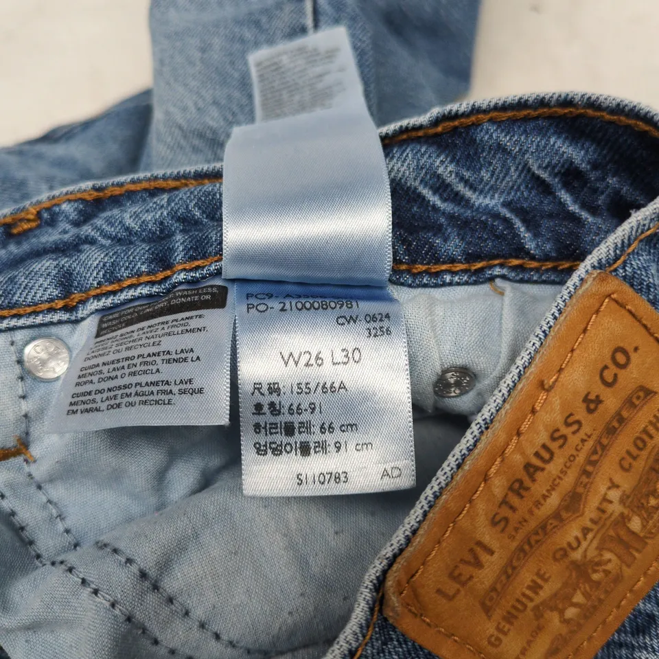 LEVI'S 80S MOM JEANS – UK 8 (W26 L30) – LIGHT WASH