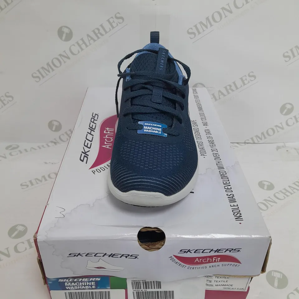 BOXED PAIR OF SKECHERS ARCH FIT TRAINERS IN NAVY SIZE 6