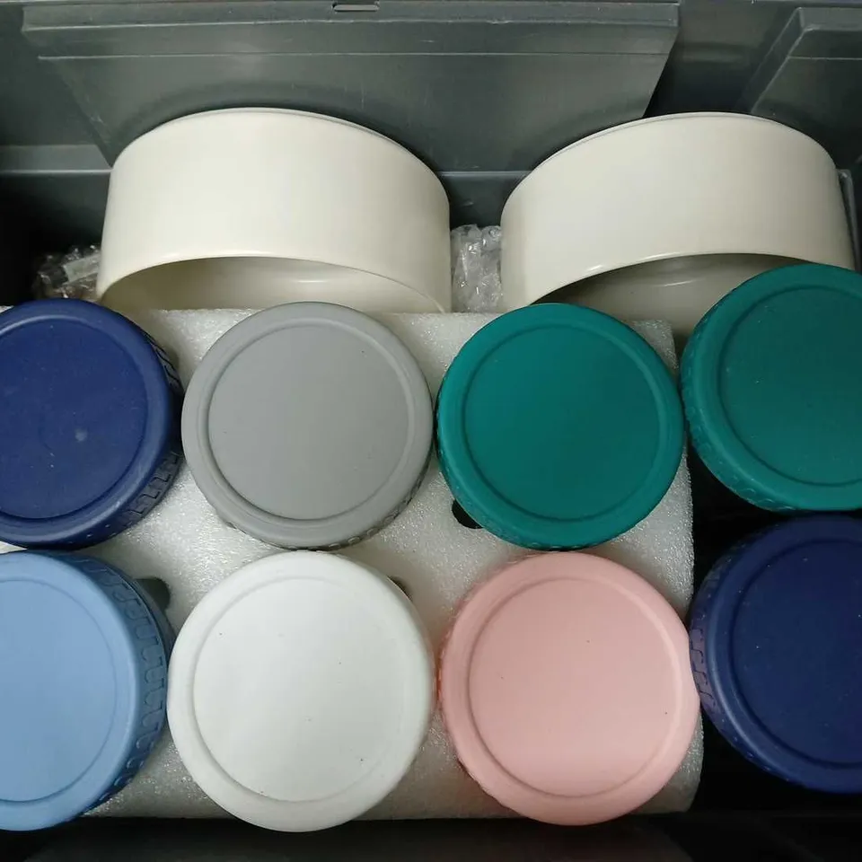 APPROXIMATELY 8 ASSORTED FRAGILE HOUSEHOLD ITEMS TO INCLUDE GLASS JARS, DOG ORNAMENT, BOWL, ETC - COLLECTION ONLY