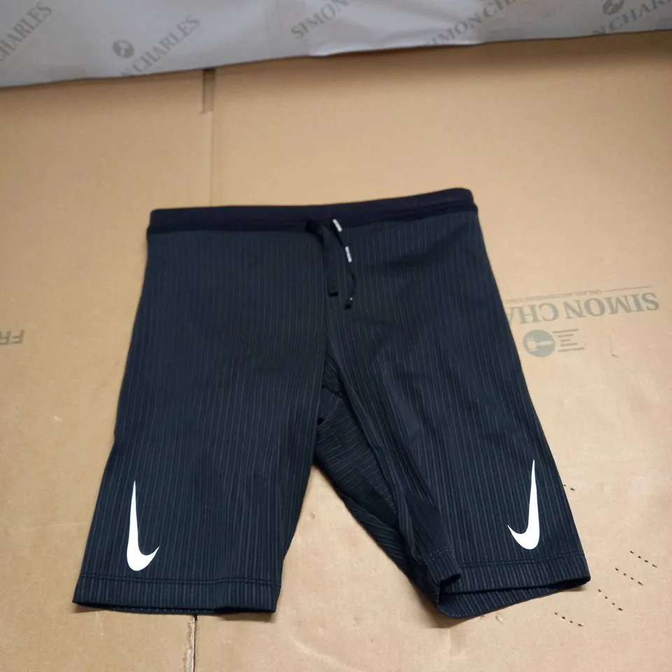 NIKE TIGHT FIT SHORTS SIZE S