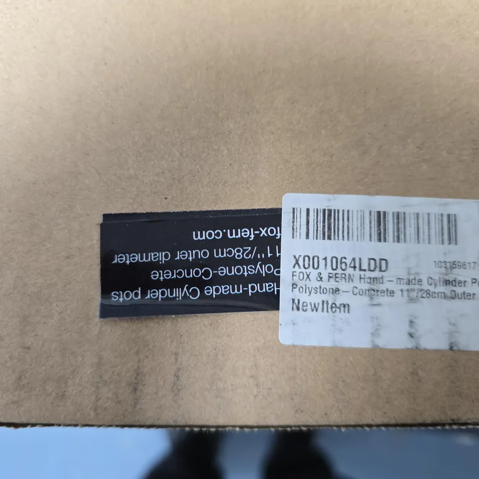 BOXED FOX & FERN LARGE CYLINDER POT – POLYSTONE CEMENT