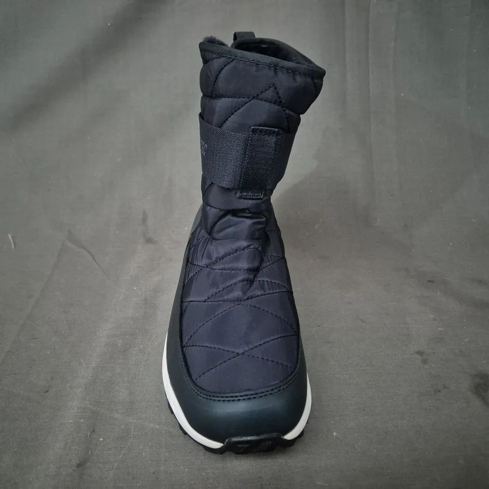 BOXED PAIR OF HI-TEC ANKLE BOOTS IN NAVY UK SIZE 7