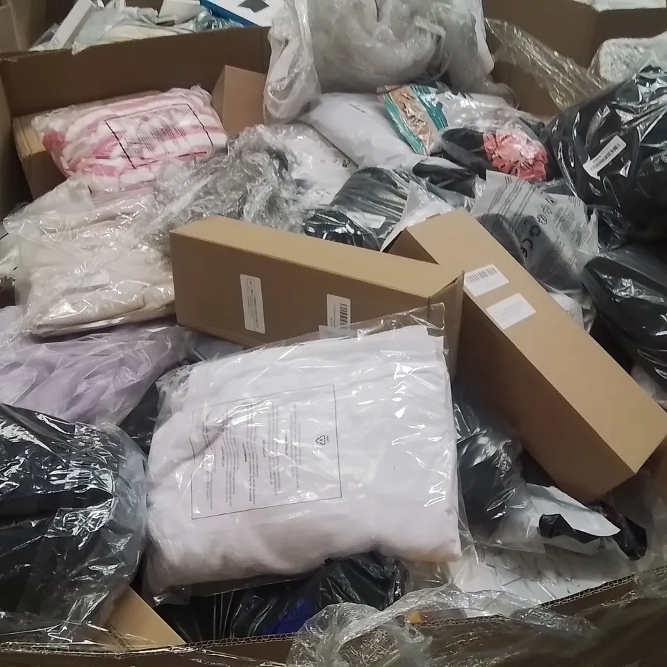 PALLET OF SWIMWEAR,ELECTRONICS,CLOTHING AND HOME DECOR PRODUCTS AND ITEMS TO INCLUDE;SHIRT,SHOES,CABLE MANAGEMENT TRAY