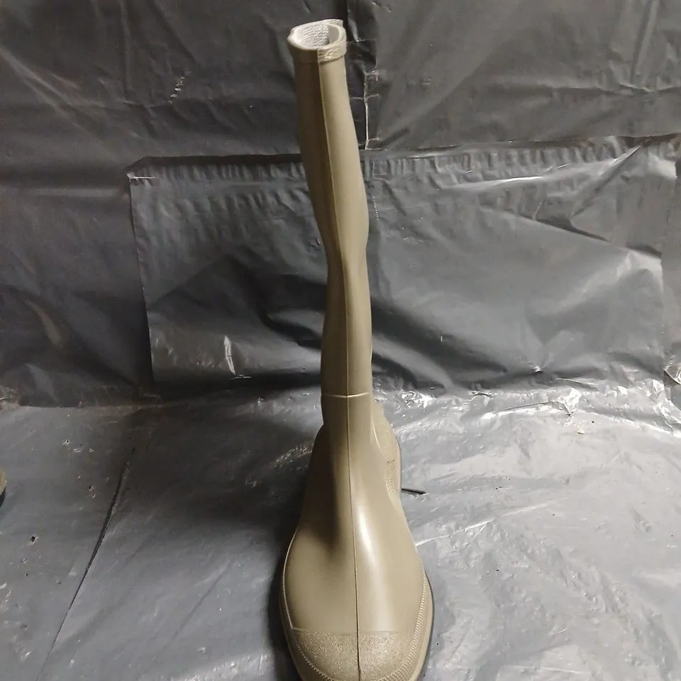 DUNLOP KNEE-HIGH RUBBER WELLINGTON BOOTS – OLIVE UK 10. UNBOXED