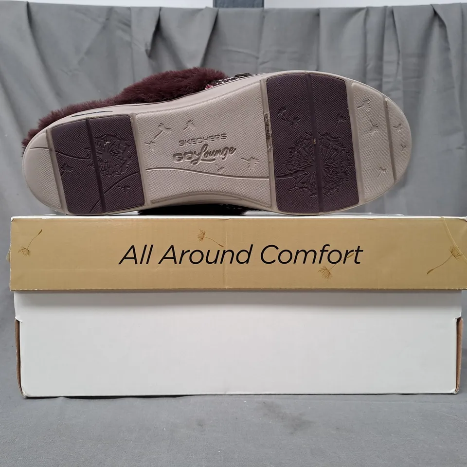 BOXED PAIR OF SKECHERS ARCH SLIPPERS IN BURGUNDY UK SIZE 6